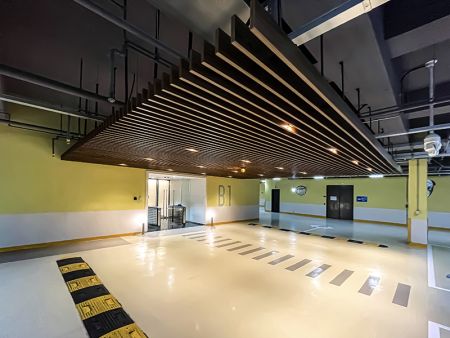 Luminaires linéaires LED suspendus sur mesure pour stationnements.