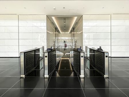 Éclairage indirect de plafond à LED encastré sur mesure pour le hall d'ascenseur.