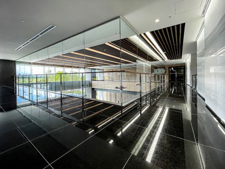 Éclairage linéaire LED extrudé en aluminium sur mesure pour bâtiment commercial haut de gamme.