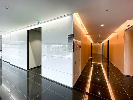 Éclairage de plafond LED indirect encastré pour couloirs et salle d'attente.