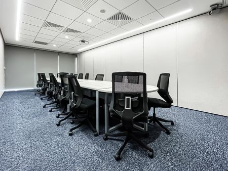 Pencahayaan langit-langit kantor linier LED kustom yang diekstrusi aluminium untuk ruang pertemuan.