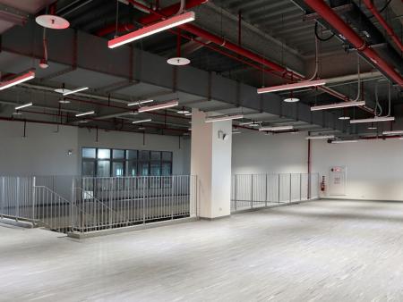 Lineární LED lamelové osvětlení na míru pro osvětlení s nízkým oslněním.