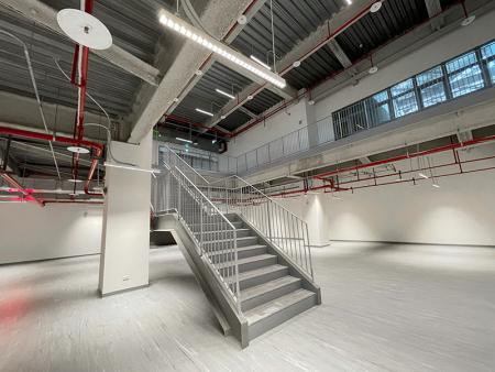 Energeticky úsporné architektonické LED páskové osvětlení na míru s nízkým oslněním.