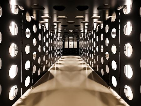 Hệ thống chiếu sáng tuyến tính treo tường ở hành lang của Trung tâm Biểu diễn Nghệ thuật Đài Bắc