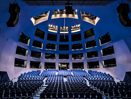 Toepassing van indirecte LED-verlichting in de grote schouwburg.