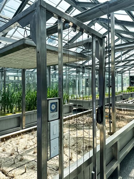 Automatikus be-/kikapcsolás és LUTRON fényerő-szabályozó kapcsoló