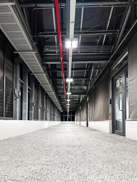 Nagy hatékonyságú, 18 W-os, négyzet alakú, alacsony UGR16,5 értékű, 4 cellás irodai mennyezeti világítás