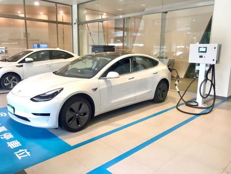 Proximité de la station Jiangzicui, Nouvelle Ville de Taipei. Chargeur noir : AEVQC-60/750-U2 ; chargeur blanc : modèle taïwanais AEVQC2-30-U2.