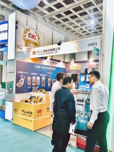 Um representante da CIC (CHALLENGE INDUSTRIAL CO., LTD.) interagindo com visitantes durante "2019 Energy Taiwan"