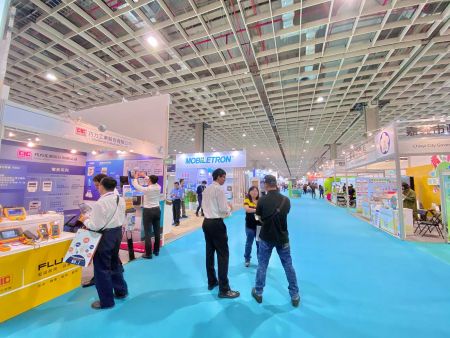 ممثلو CIC (CHALLENGE INDUSTRIAL CO., LTD.) وفلوك، يعملون خلال معرض "طاقة تايوان 2019"