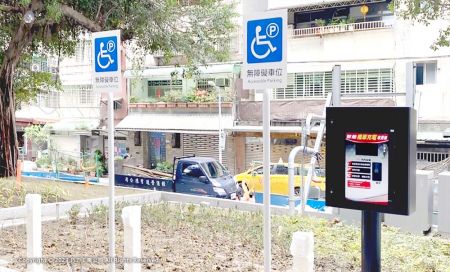 台北の萬華区の社会住宅プロジェクトで見られるCICの電動バイク充電器