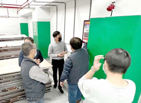 CICの電子製品部門のメンバーがEV充電器について現地でデモンストレーションを行っています。