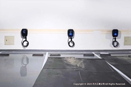 CIC's EV-Ladegeräte installiert auf dem großzügigen Parkplatz.