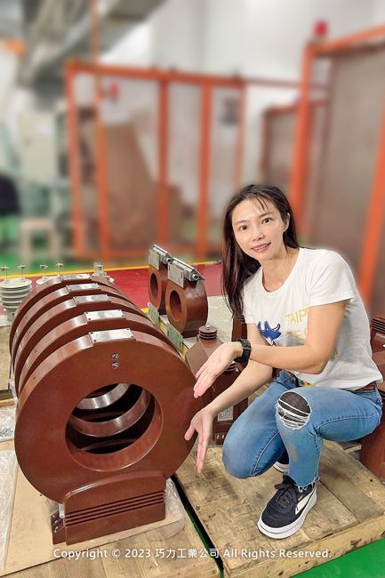 CICの代表者が同じシリーズの小型モデルの電流トランスを披露しています。