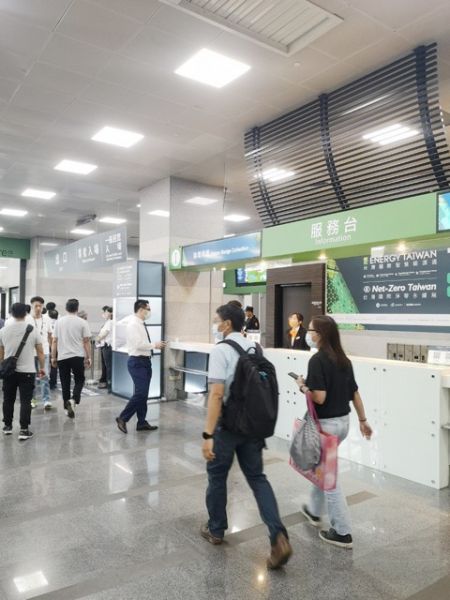 La exhibición atrajo a muchos jóvenes profesionales entre sus visitantes