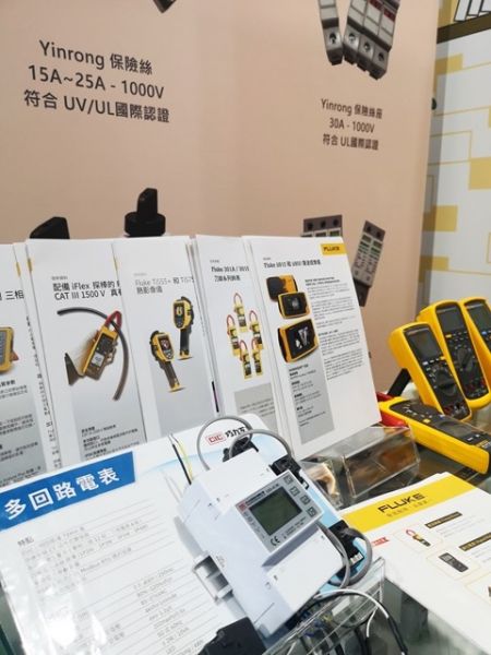 巧力電子部展示 CIC 碳盤查用智慧電表和福祿克 Fluke 量測儀表