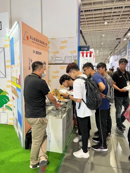 Muchos visitantes jóvenes explorando los productos electrónicos en exhibición