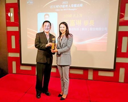 Crystal Yang, da CIC, fotografada com o Dr. Mao-Wei Hung, professor visitante da Universidade Nacional de Taiwan.
