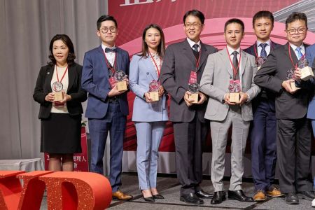 كريستال يانغ من CIC تظهر في الصورة مع الحائزين على جوائز هذا العام.