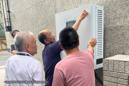Cliente inspeccionando los nuevos cargadores de CC de 30 kW de CIC para vehículos eléctricos