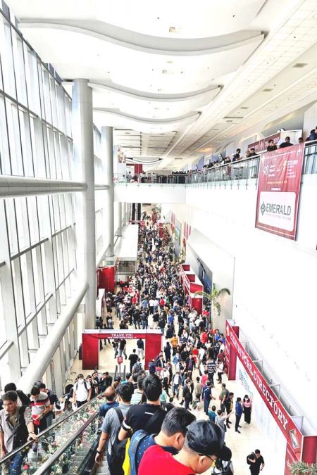 Der Veranstaltungsort ist voller Teilnehmer.