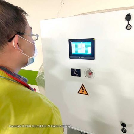 Un cliente observando la pantalla del Cargador DC de 30 kW para Vehículos Eléctricos de CIC