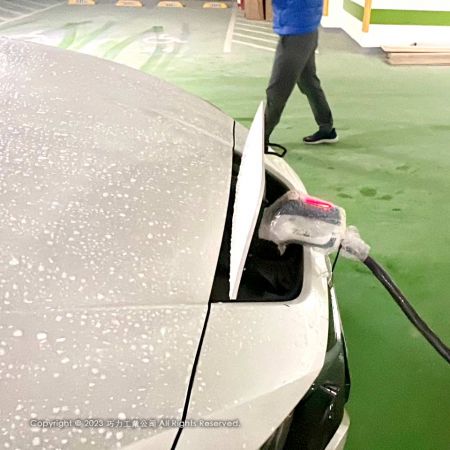 Un vehículo eléctrico siendo cargado por el Cargador de EV de CIC