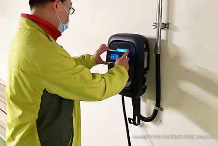 Cliente tomando nota del funcionamiento del cargador de EV