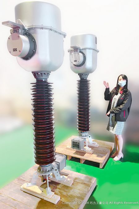 Un representante de la División de Desarrollo de Mercados Internacionales de CIC muestra los transformadores de corriente de alta tensión "de bajo volumen de aceite" en la planta de Taoyuan