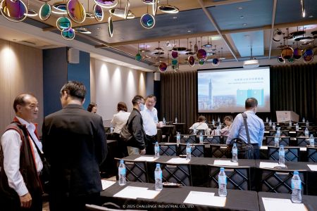 المشاركون يأخذون مقاعدهم