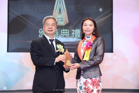 تم الاعتراف بـ "محولات الأدوات عالية الجودة" من CIC في فئة "أفضل منتج" في جائزة يوشان الوطنية الثانية والعشرين في تايوان. السيدة يانغ، نائبة المدير العام، قسم تطوير التجارة، CIC، تتسلم الجائزة (يساراً: وزير الشؤون الاقتصادية في تايوان مينغ-شين كونغ).