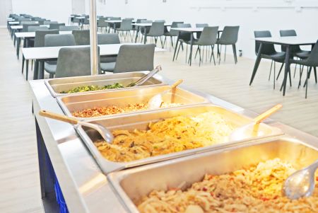 餐點內容包含主菜、主食、配菜與兩種湯品