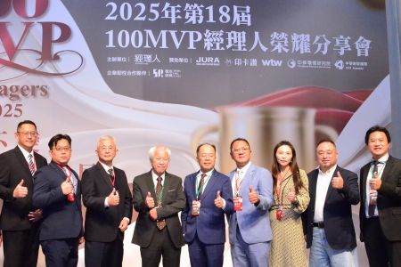 受賞者と「マネージャー・トゥデイ」誌の代表フェイ・ペン・ホーとの集合写真。