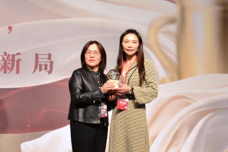 クリスタル・ヤン（右）氏、CICの取引開発部副総経理が、CICのマイク・ホアン社長を代表して賞を受け取ります。