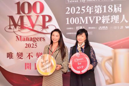 クリスタル・ヤン（副総経理）氏とサンディ・チュン（CICプロジェクトマネージャー）氏のイベント写真バックドロップ。