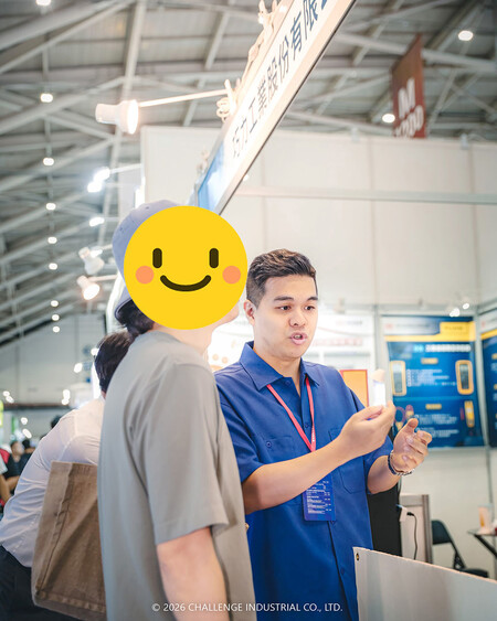 巧力電子部團隊與來賓進行產品討論