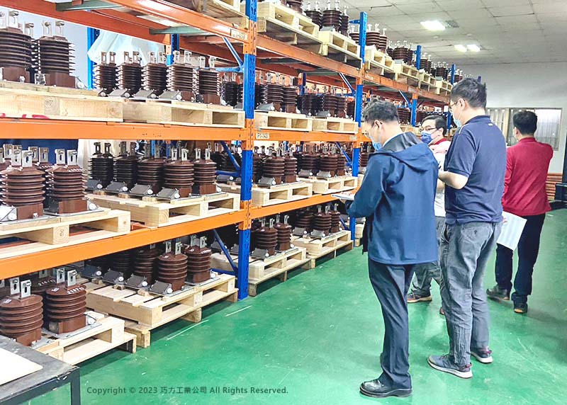 台電人員於巧力桃園廠驗收 704 台比流器