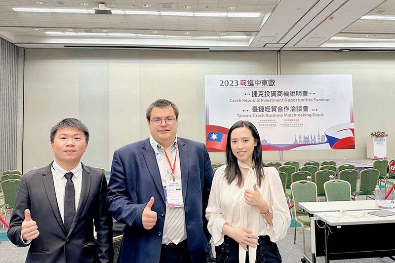 巧力國際組同仁與《台捷經貿合作洽談會》捷商夥伴合影