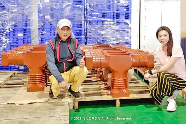 CIC team members showing 24 kV resin housings for 1ϕ GCB
