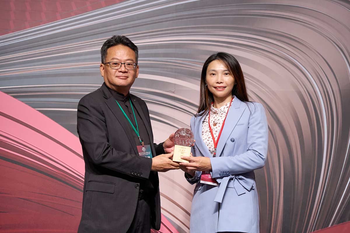 Crystal Yang de CIC (à droite) reçoit le prix du Directeur Exécutif EMBA de l'Université NTU, Chi-Chun Liu, Ph.D.
