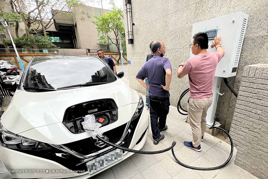 El representante de CIC realiza una demostración del cargador EV en la ciudad de Nueva Taipei
