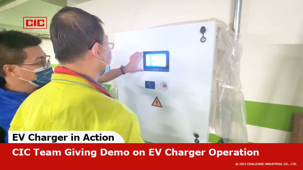 El equipo de EVSE de CIC realizando una demostración del cargador de EV