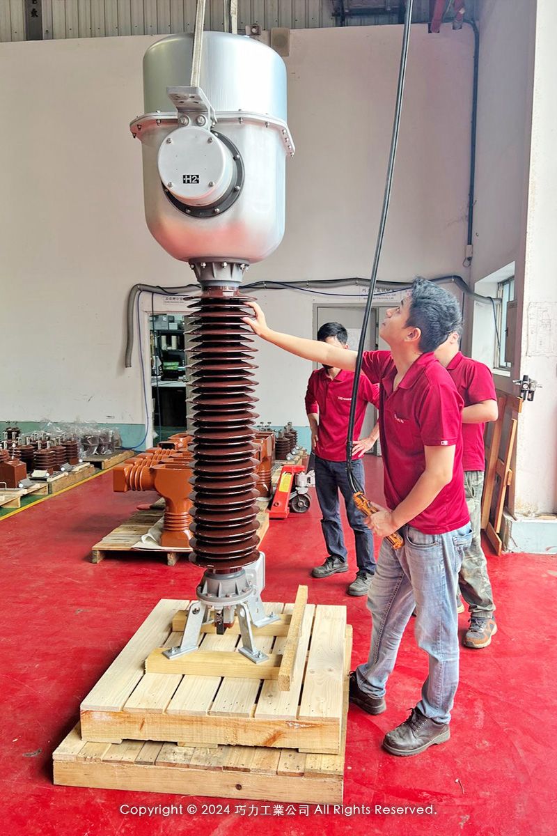 El Subjefe de Sección Zhou de la Planta de Taoyuan de CIC mueve uno de los transformadores de corriente aislados en papel de aceite.