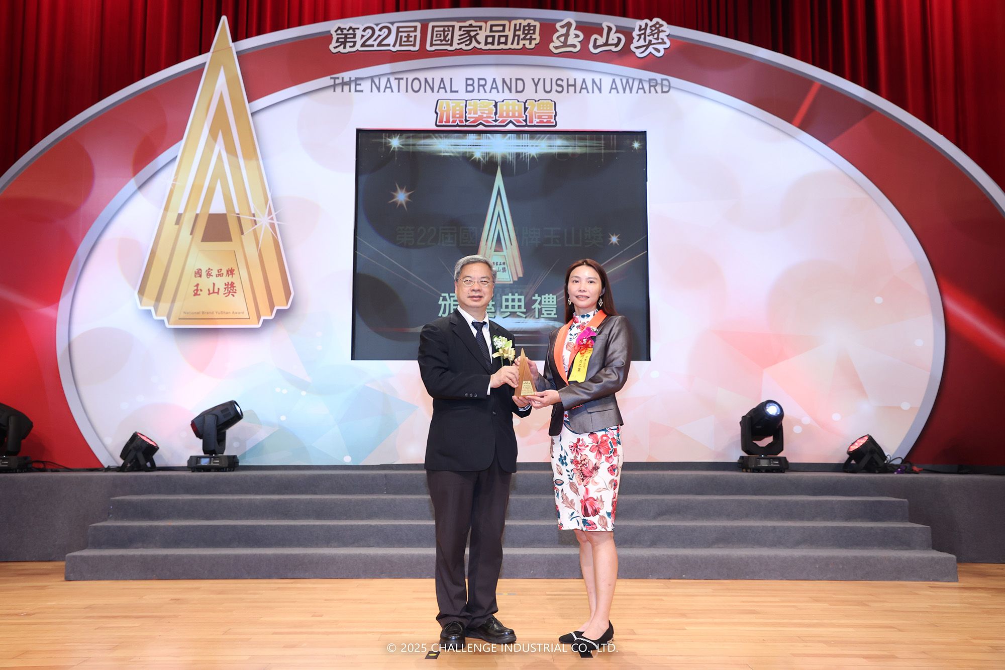 وزير الشؤون الاقتصادية في تايوان مينغ شين كونغ (يسار) يقدم الجائزة، التي تم قبولها نيابة عن CIC من قبل السيدة يانغ، نائب المدير العام لقسم تطوير التجارة.