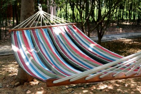 Tempat tidur gantung multi material