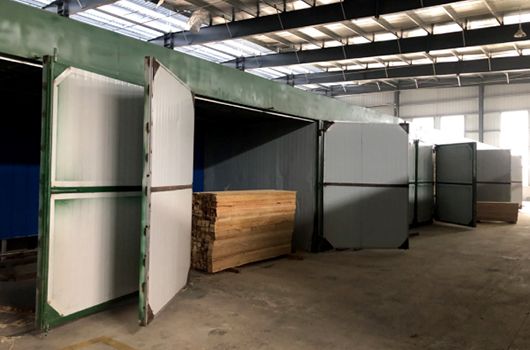 All the furniture wood provided by WOODEVER outdoor furniture supplier will go through professional wood oven for drying and processing, to stabilize the humidity of the wood at the standard value, to reduce the occurrence of cracking of the furniture bracket in the subsequent manufacturing, and to stabilize the quality of the outdoor furniture.