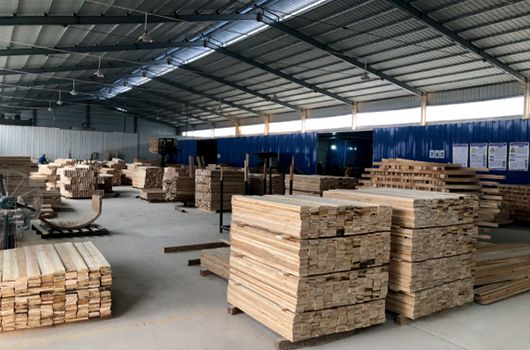 Area di lavoro per prodotti semilavorati di lavorazione di strisce di legno