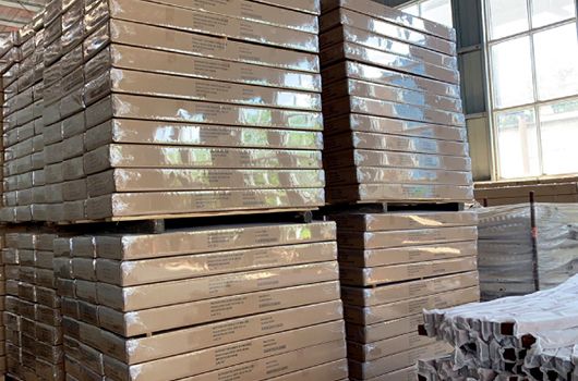 Holzleisten sind mit Folie bedeckt, um Staub zu isolieren, und in Kartons verpackt.