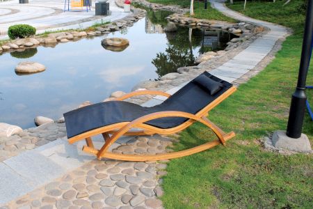 Kursi santai kayu solid outdoor dengan sandaran tangan