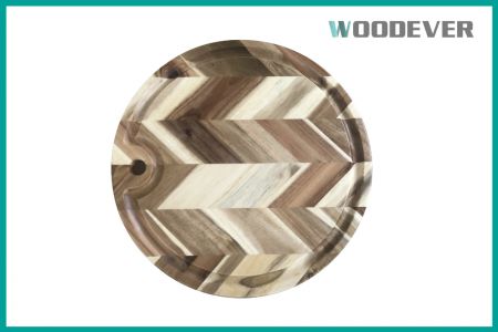 Tabla de cortar circular con grabado, bandeja de servir de madera de acacia SGS para cocina y comedor, proveedor de utensilios de cocina - La tabla de cortar decorativa de madera de acacia presenta un diseño de ensamblaje en espiga combinado con la veta de madera multicolor natural, creando un atractivo visual único y un rendimiento práctico excepcional.